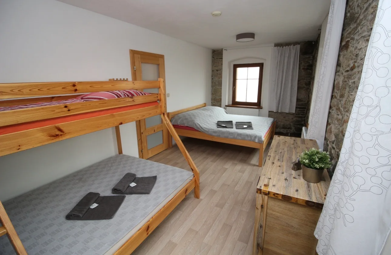 Apartmán Šutrs – ložnice s palandou