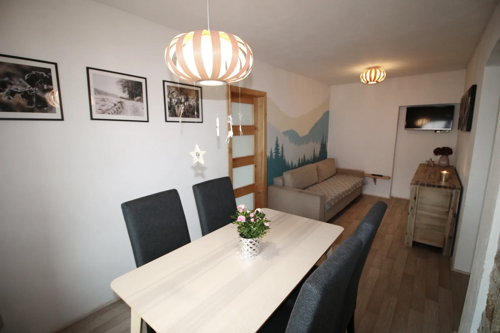 Apartmán Šutrs – jídelna s pohovkou