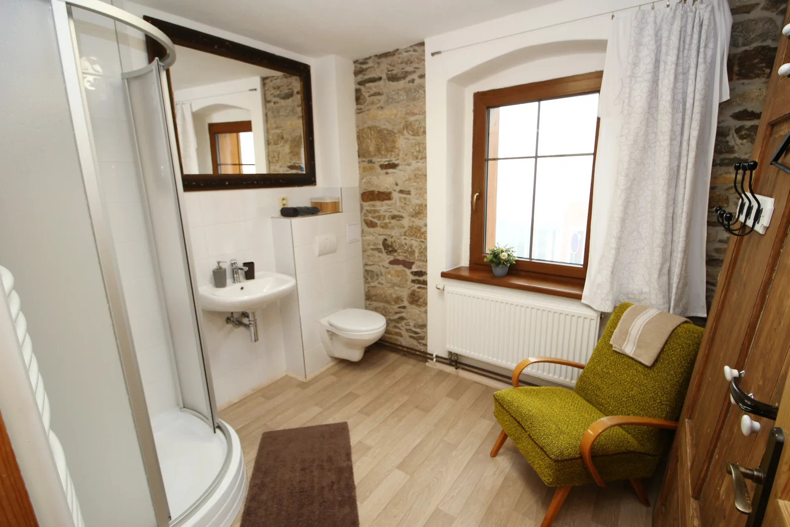Apartmán Šutrs – koupelna se sprchovým koutem
