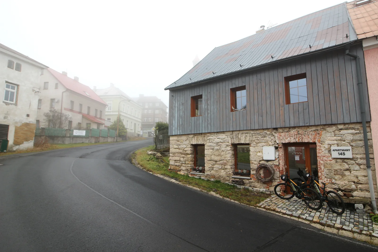 Apartmán Marzebill – exteriér budovy s koly