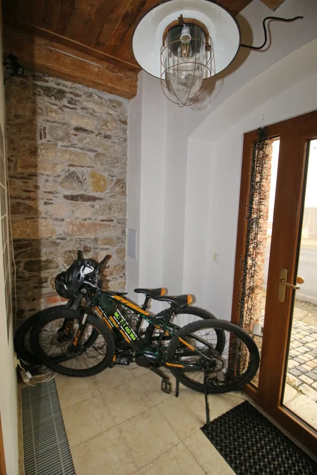Apartmán Šutrs – vstupní hala s koly