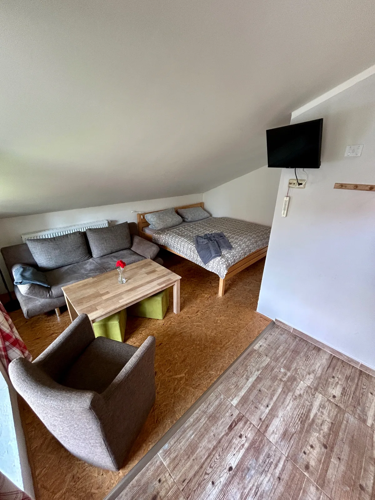 Apartmán Vejmínek – obývací pokoj s postelí