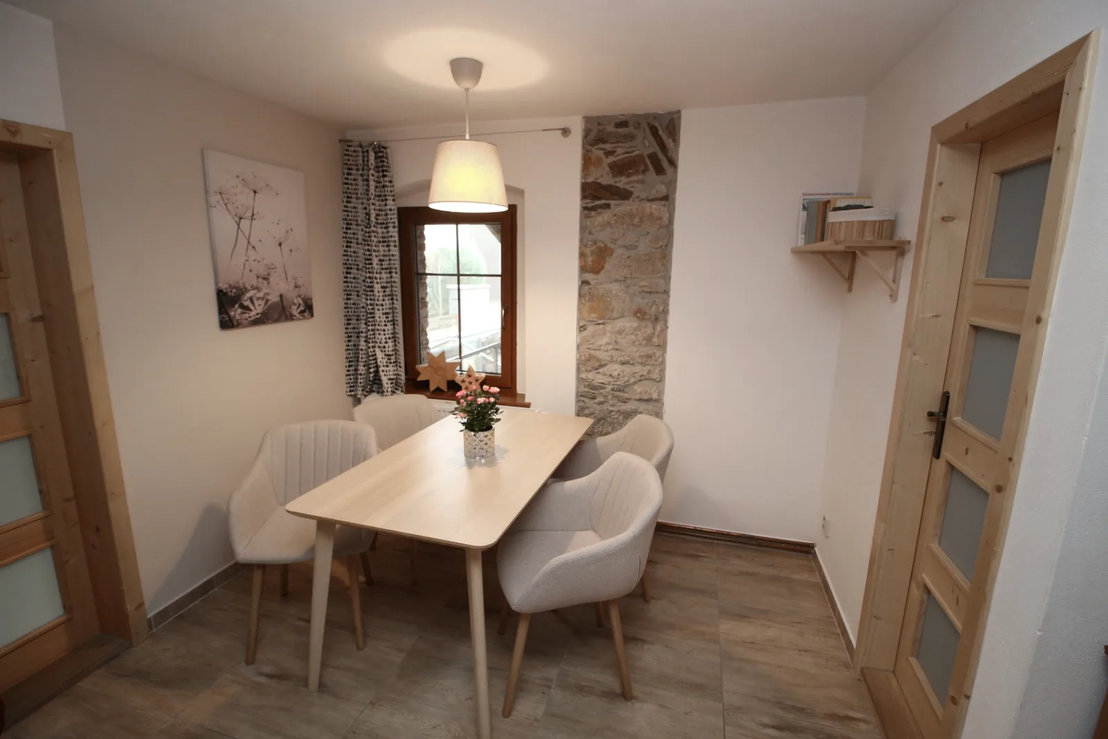 Apartmán Marzebill – jídelna s kamennou zdí