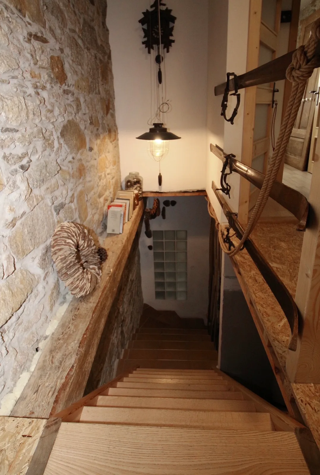 Apartmán Šutrs – schodiště s kamennou zdí