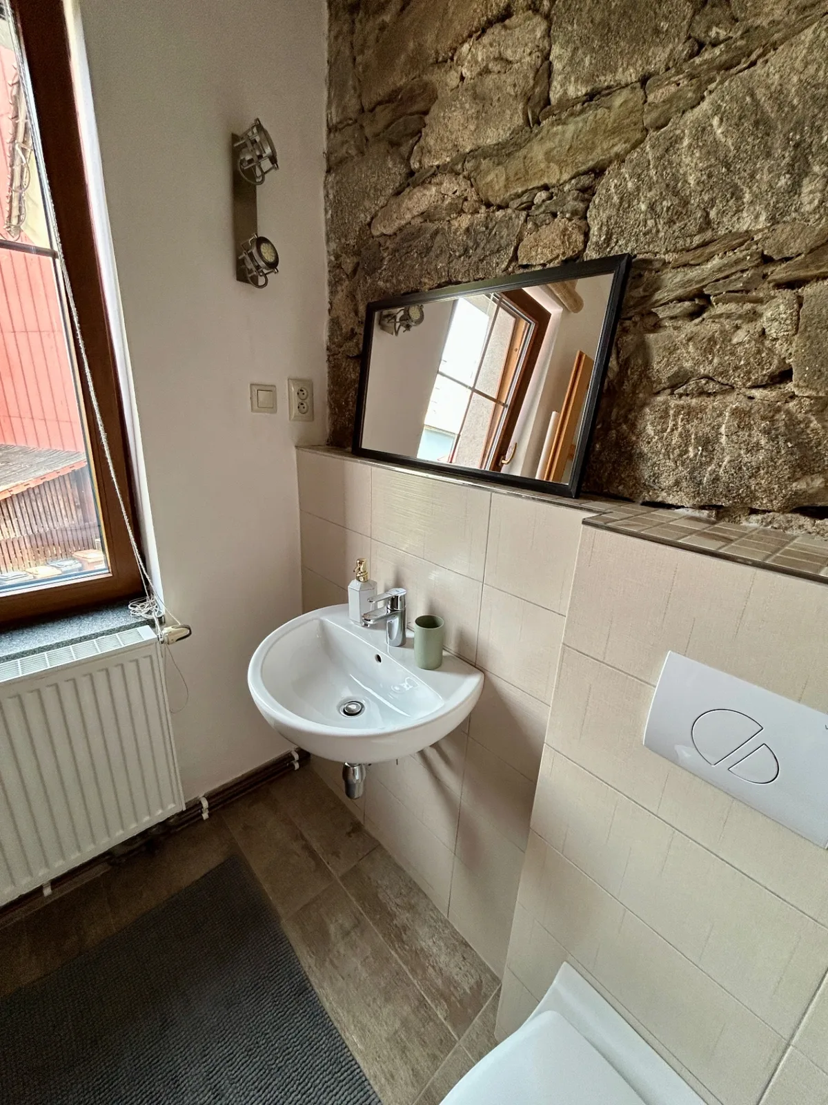 Apartmán Vejmínek – koupelna s oknem