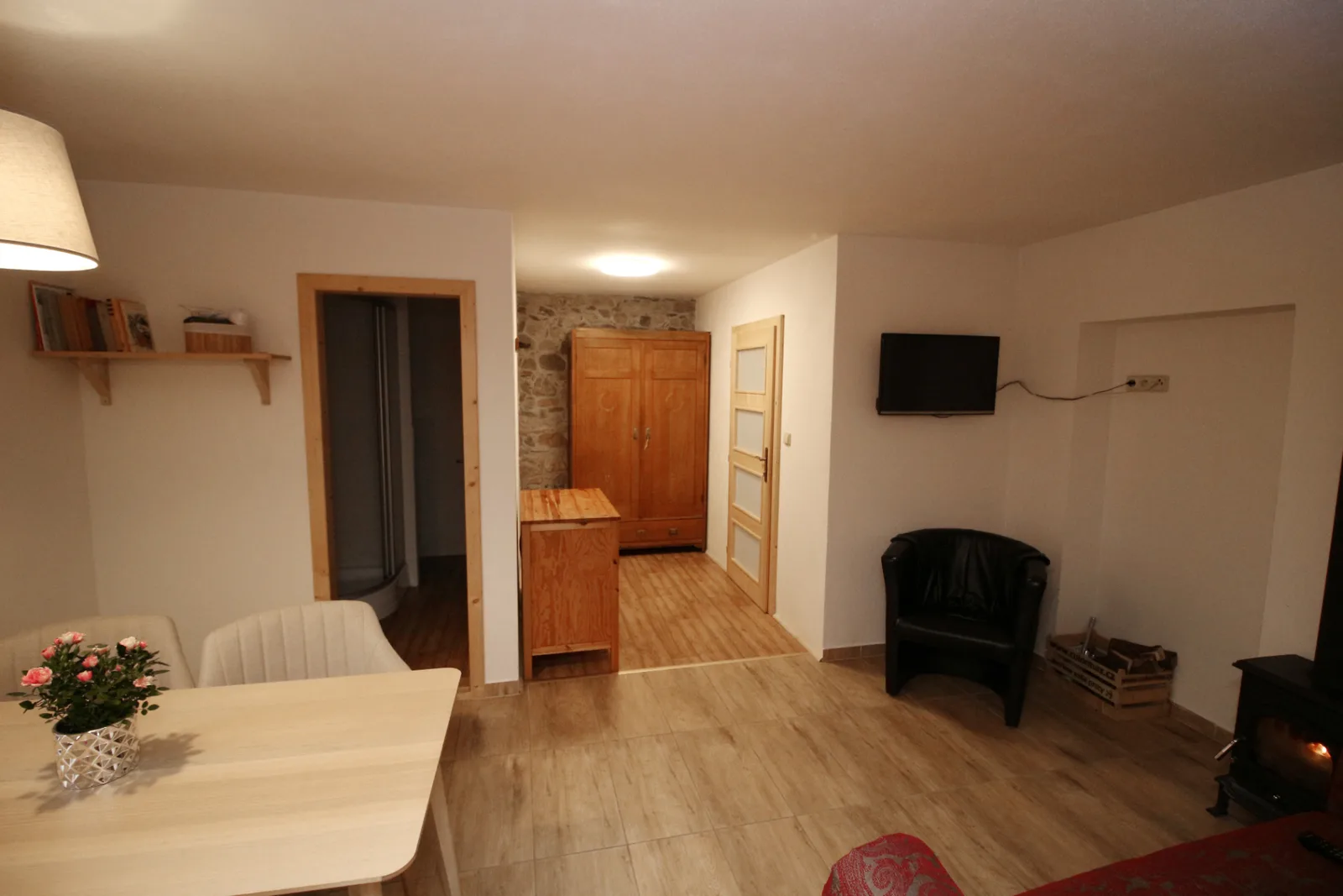 Apartmán Marzebill – obývací pokoj s krbem