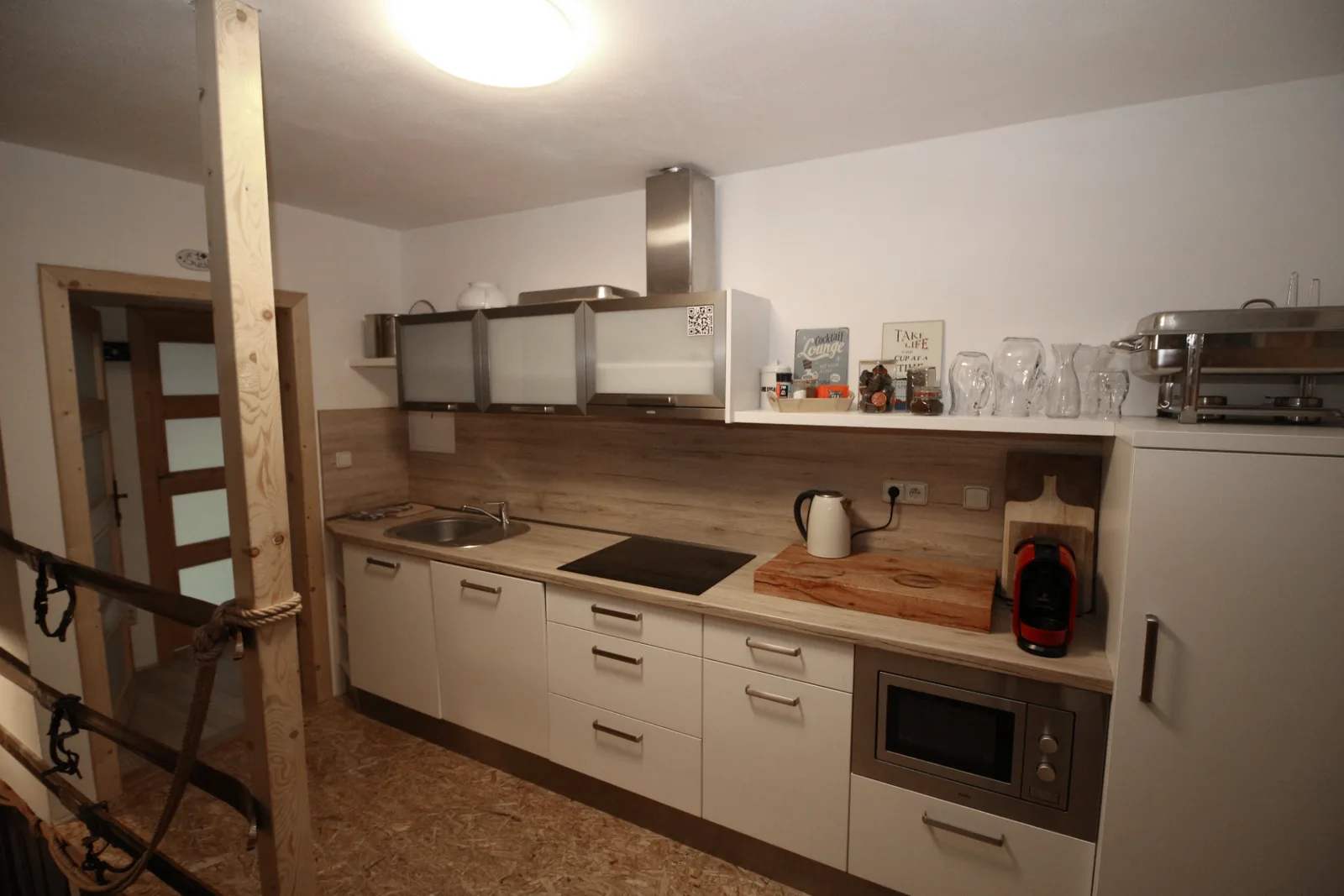 Apartmán Šutrs – kuchyň s vybavením